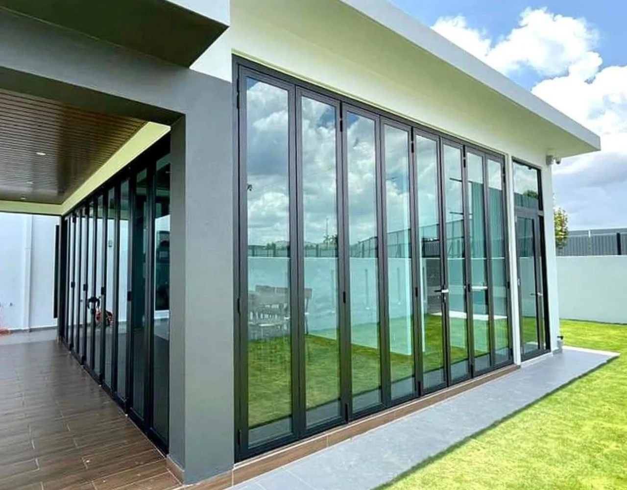 ผลงานบานเฟี้ยม Bifold Door สีดำ กระจกใส เชื่อมระเบียง WeWealthAlu