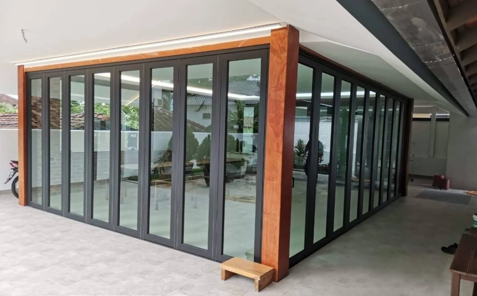 ผลงานติดตั้งบานเฟี้ยม Bifold Door บ้านหรู กระจกเทมเปอร์ WeWealthAlu