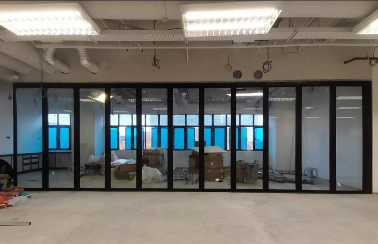ผลงานบานเฟี้ยม Bifold Door สีเทา กระจกใส WeWealthAlu