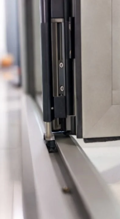 สลักนำร่องด้านล่าง (drop bolt) บานเฟี้ยมรางแขวน close-up