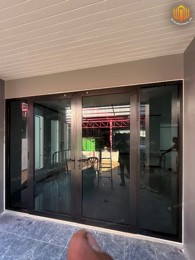 ผลงานประตูบานเปิด อลูมิเนียม สีดำ หน้าร้าน